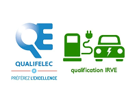 Qualifelec : Qualification IRVE pour la recharge de véhicules électriques Logo Qualifelec "Préférez l'excellence" et symbole qualification IRVE. Borne de recharge et voiture électrique vertes.