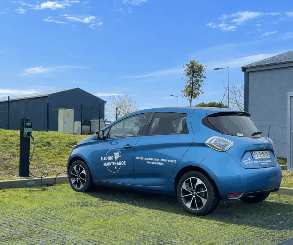 Renault ZOE bleue d'Electro Maintenance Photovoltaïque en cours de charge sur une borne EV extérieure, ciel bleu.