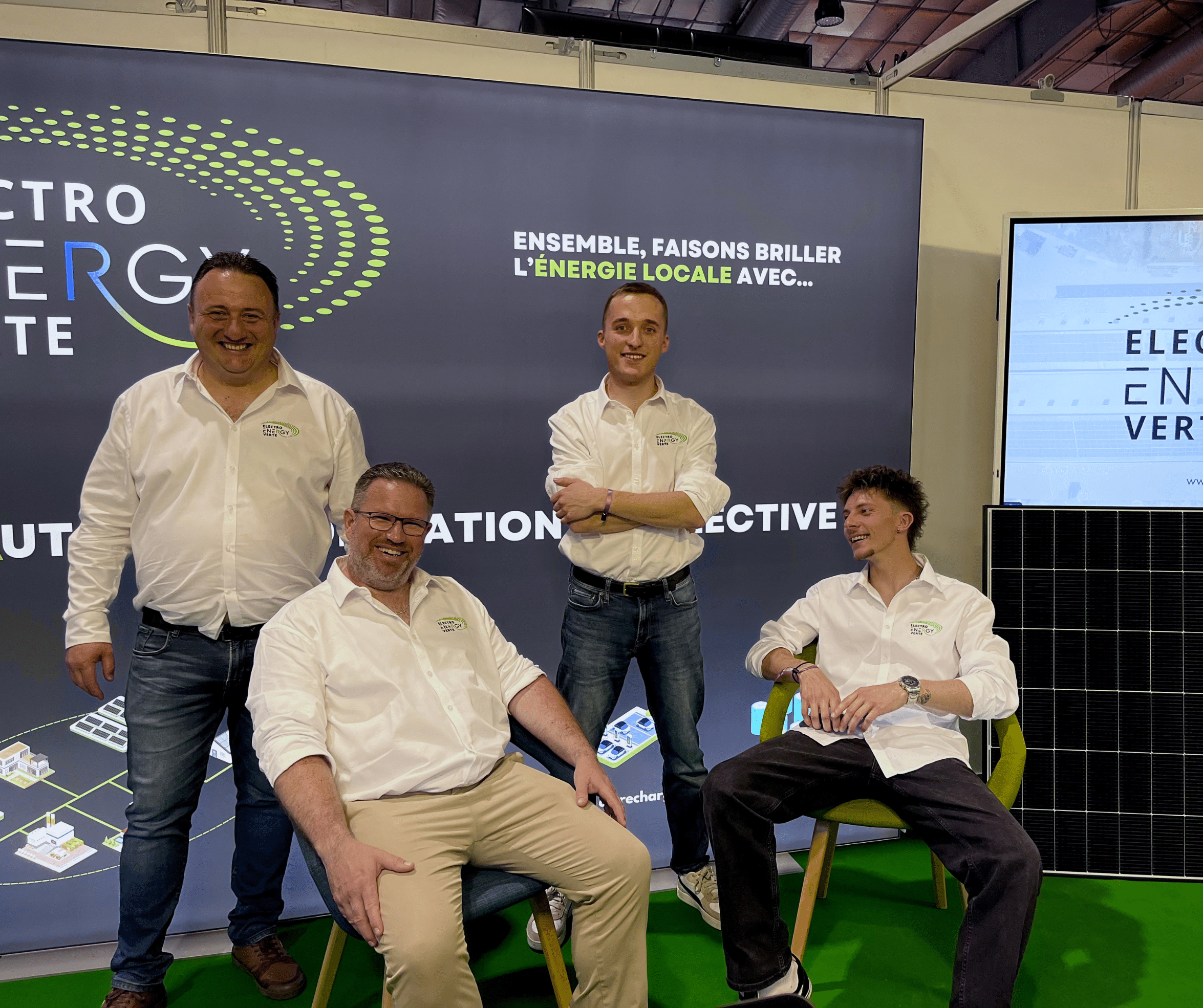 Équipe Electro Energy Verte souriante devant le slogan : Ensemble, faisons briller l'énergie locale.